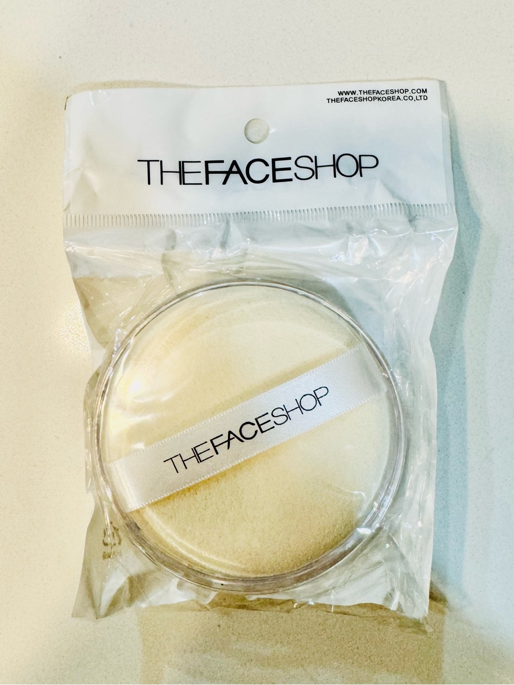 The Face Shop Powder Puffs Round Shape with Box_NWT